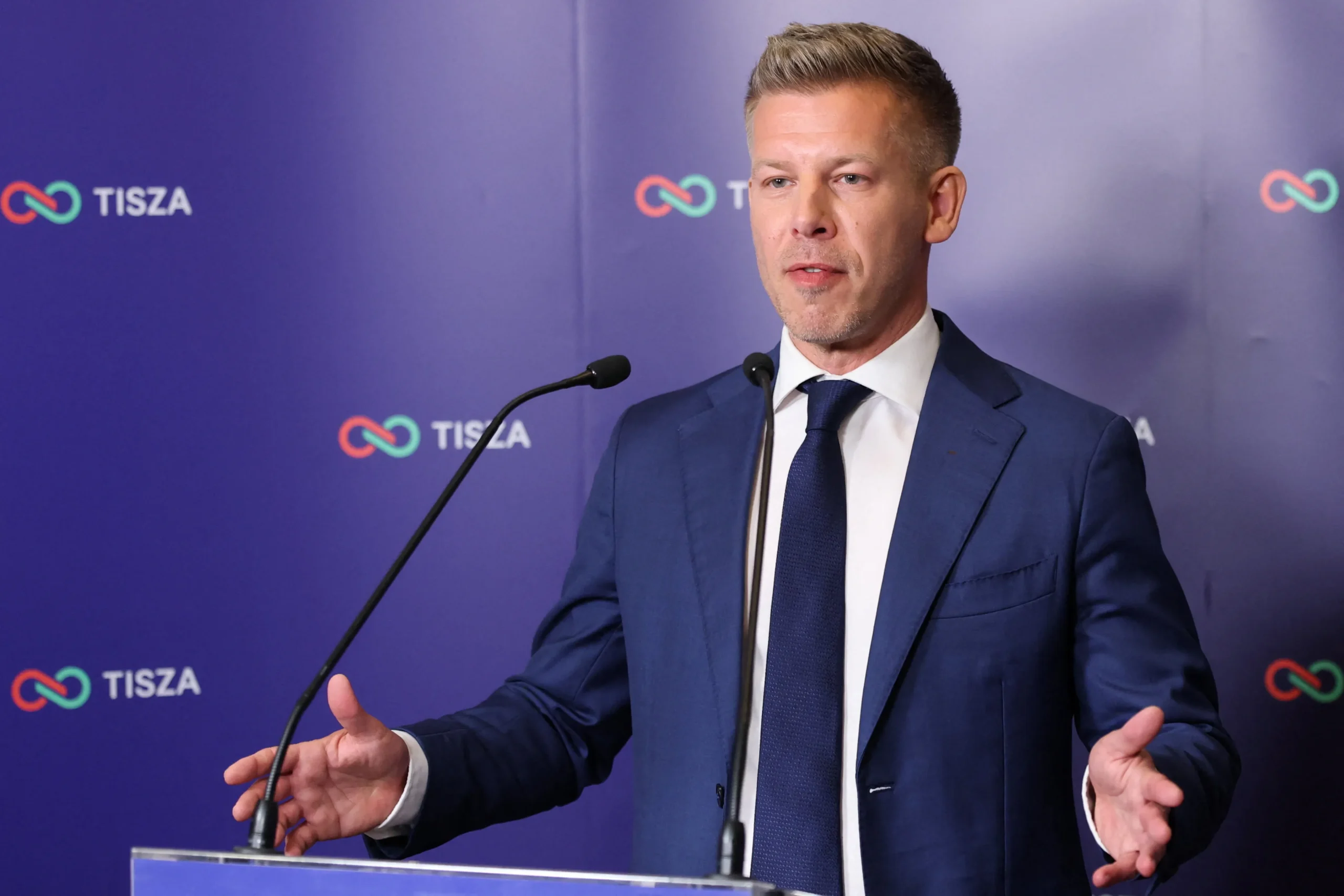 Péter Magyar, líder político húngaro, desafiando Viktor Orbán