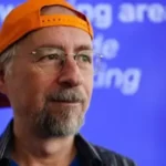 Silhueta de Satoshi Nakamoto, criador do Bitcoin, com código digital