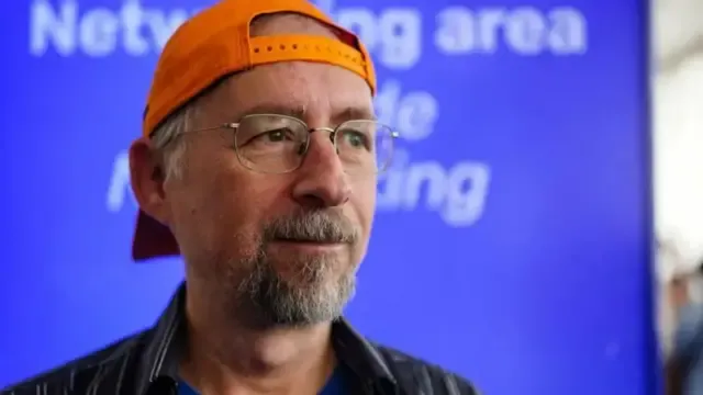 Silhueta de Satoshi Nakamoto, criador do Bitcoin, com código digital