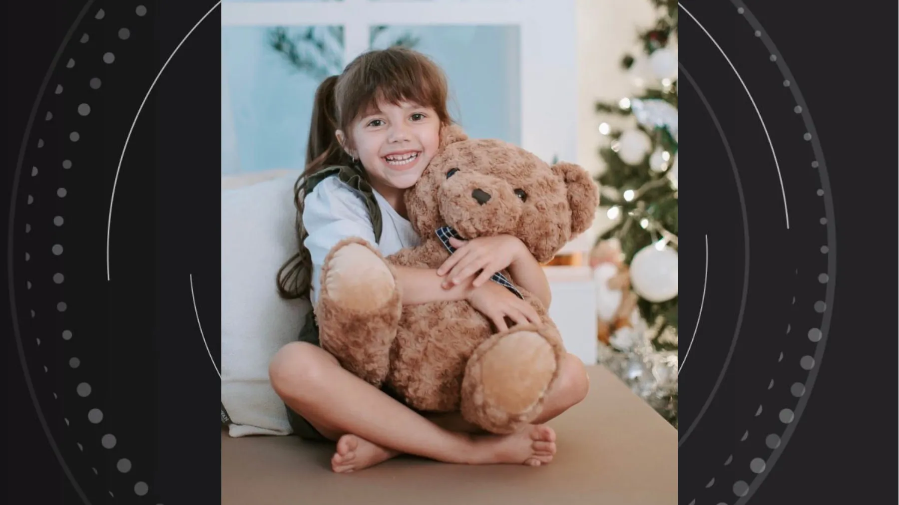 Carro destruído em acidente na BR-277, com caminhão e equipes de emergência