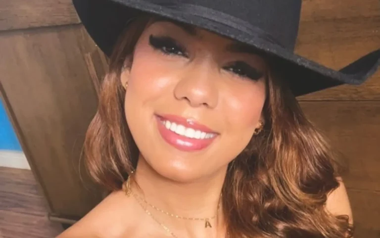 Foto do acidente em Franca com Celta e Polo e muro atingido