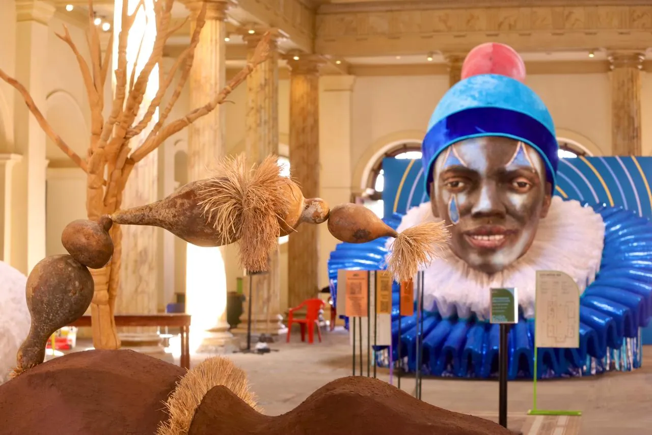 Pessoas dançando e curtindo shows em eventos no Rio