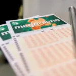 Bilhete de loteria da Mega-Sena e cédulas de Real