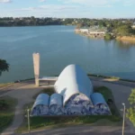 Pôr do sol na Lagoa da Pampulha com atividades turísticas