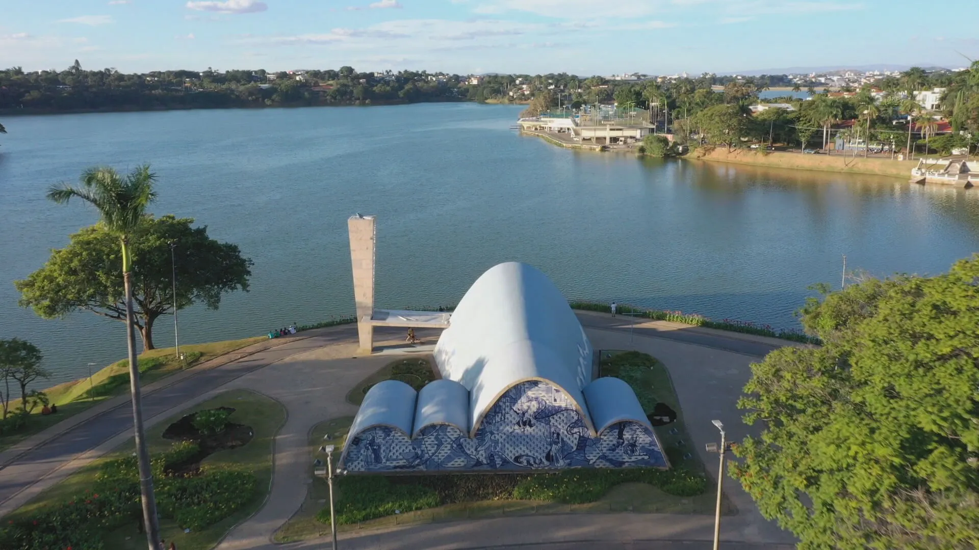 Pôr do sol na Lagoa da Pampulha com atividades turísticas