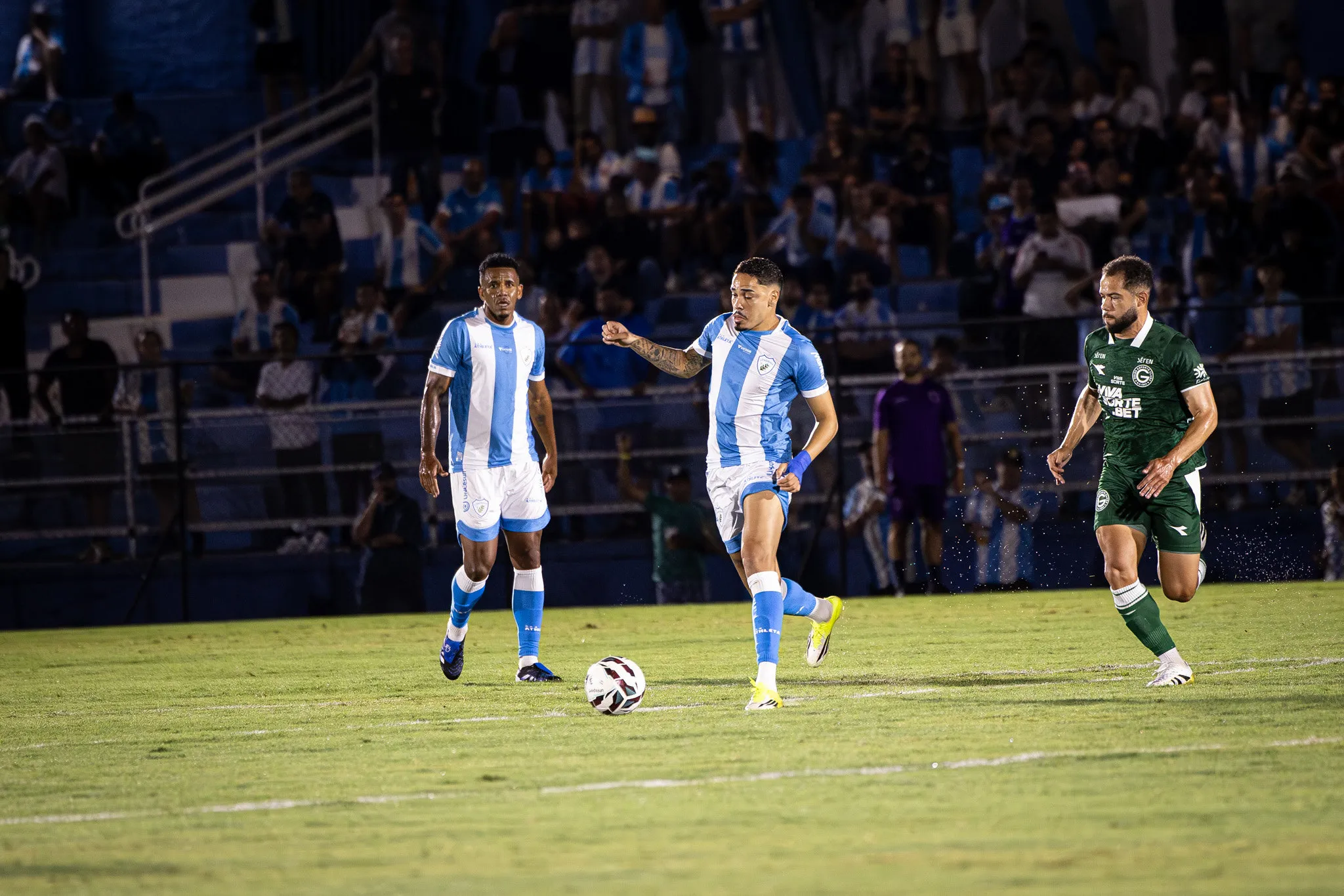 Jogadores do Londrina em partida de futebol da Série B