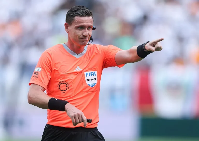 Ramon Abatti Abel, árbitro catarinense, apitando jogo da Copa do Mundo