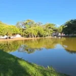 Resort em Raposo com piscinas e áreas de lazer, turistas desfrutando do sol e da tranquilidade
