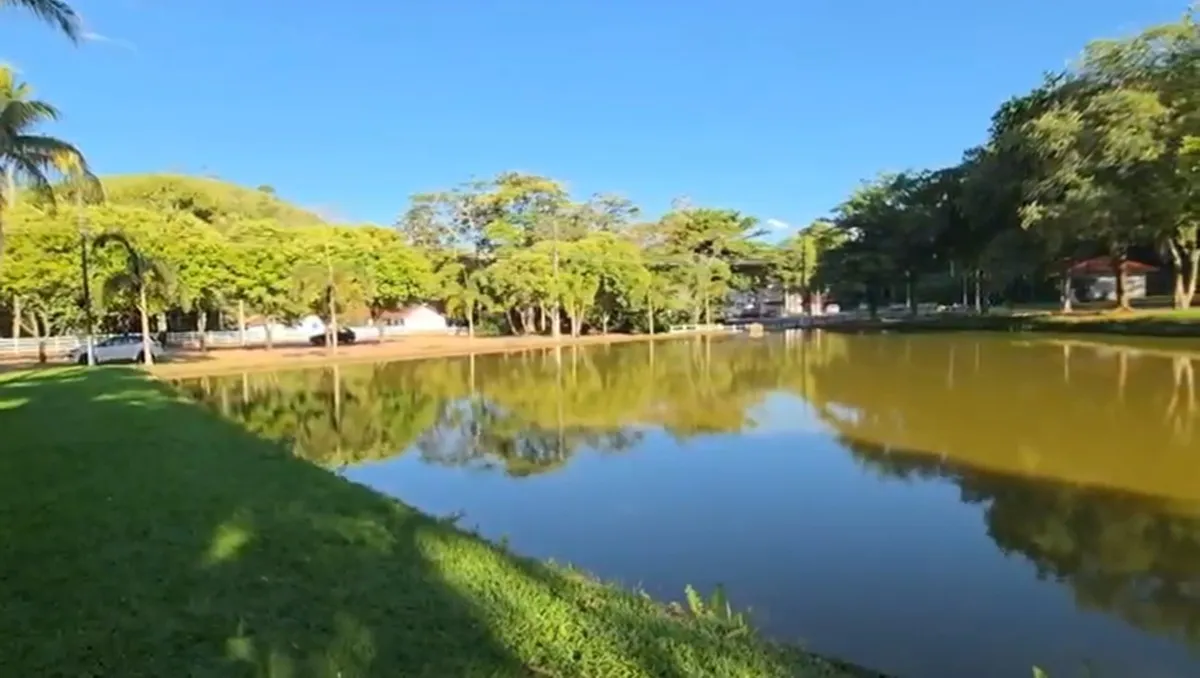 Resort em Raposo com piscinas e áreas de lazer, turistas desfrutando do sol e da tranquilidade