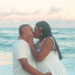 Raquel Brito e Cleiton Souza felizes na praia com teste de gravidez e ultrassom