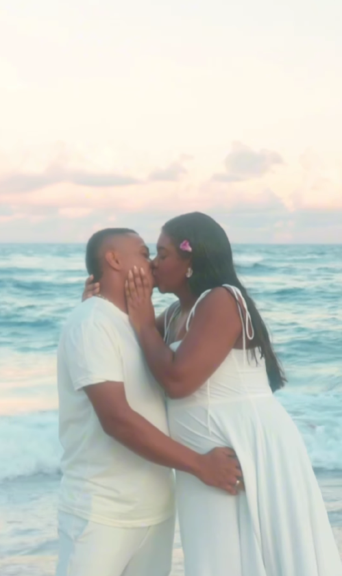 Raquel Brito e Cleiton Souza felizes na praia com teste de gravidez e ultrassom