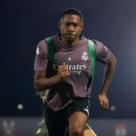 Jogadores do Real Madrid treinando em campo verde sob luz solar