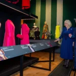 Rei Charles e Rainha Camilla observam vestido histórico da Rainha Elizabeth II em exposição