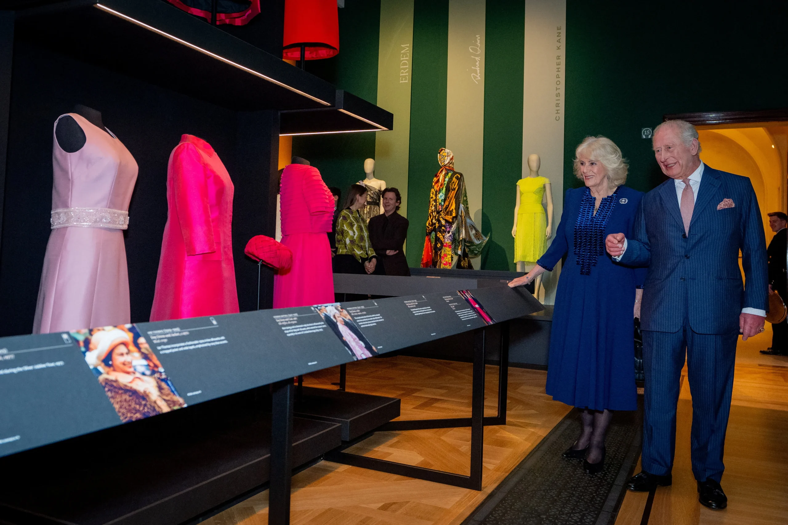 Rei Charles e Rainha Camilla observam vestido histórico da Rainha Elizabeth II em exposição