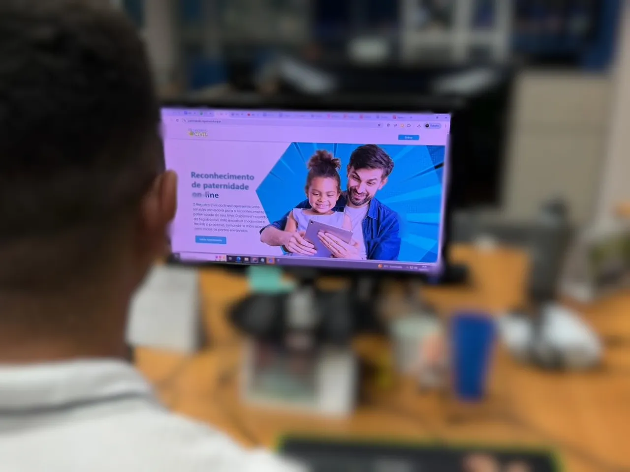 Tablet com formulário de reconhecimento de paternidade online