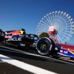 Carro da Red Bull F1 na pista, simbolizando as mudanças técnicas e a busca por melhor desempenho.