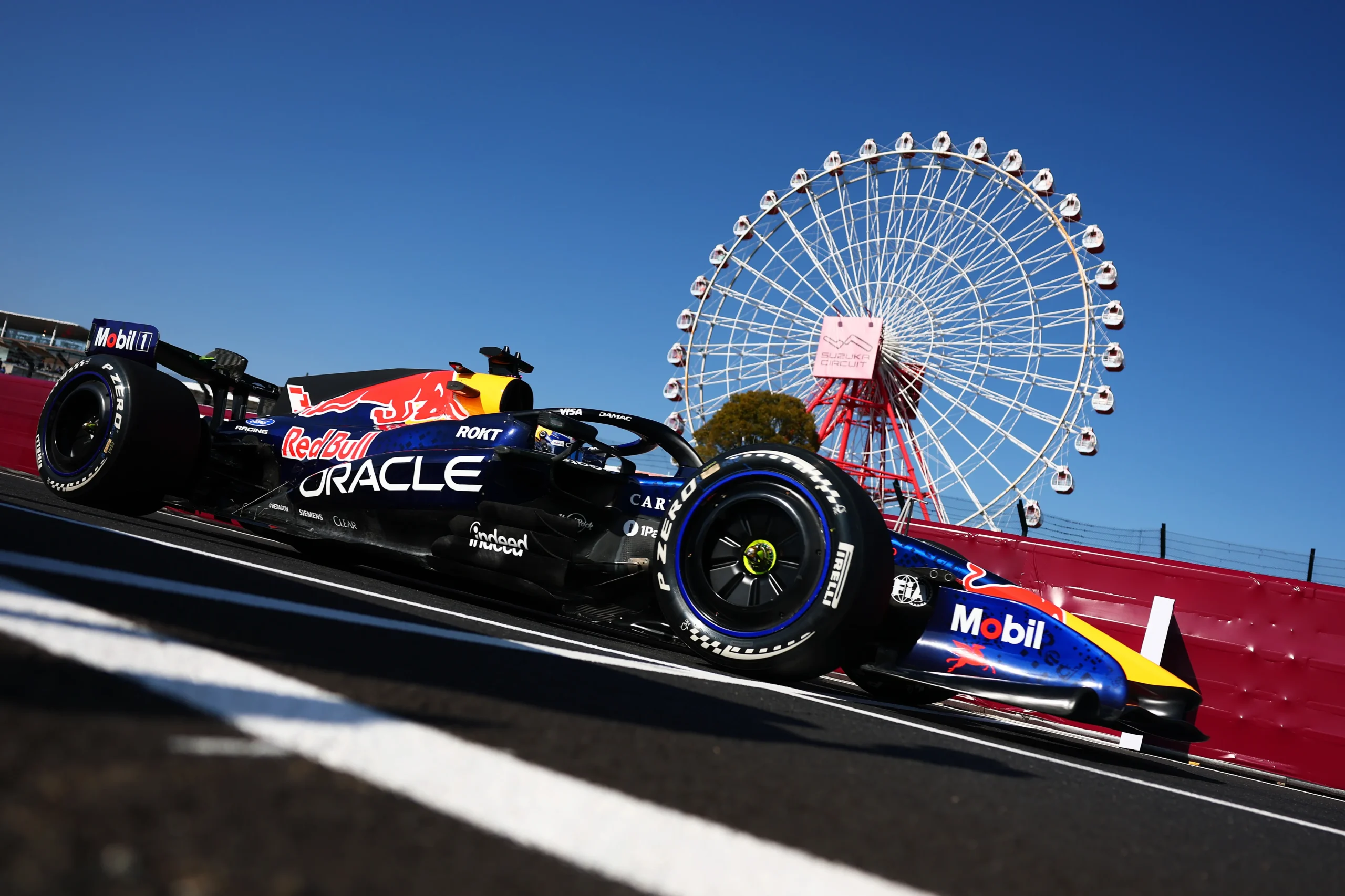 Carro da Red Bull F1 na pista, simbolizando as mudanças técnicas e a busca por melhor desempenho.
