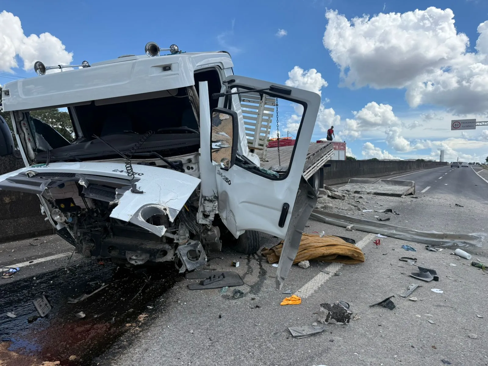 Acidente de caminhão em Campinas, SP, com equipes de emergência