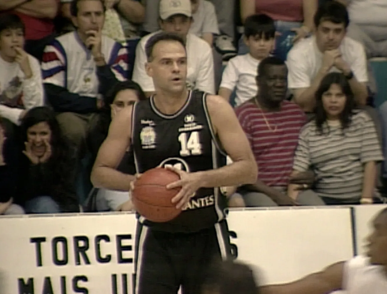 Oscar Schmidt jogando basquete no Vale do Paraíba, Mão Santa em quadra, lenda do basquete brasileiro