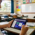 Alunos e professor interagindo com IA em sala de aula