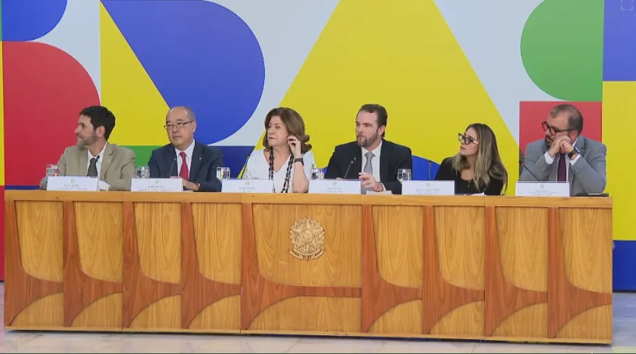 Ministros em coletiva de imprensa sobre bloqueio de apostas de predição