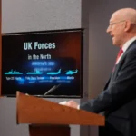 Navio de guerra britânico monitorando ameaça submarina russa