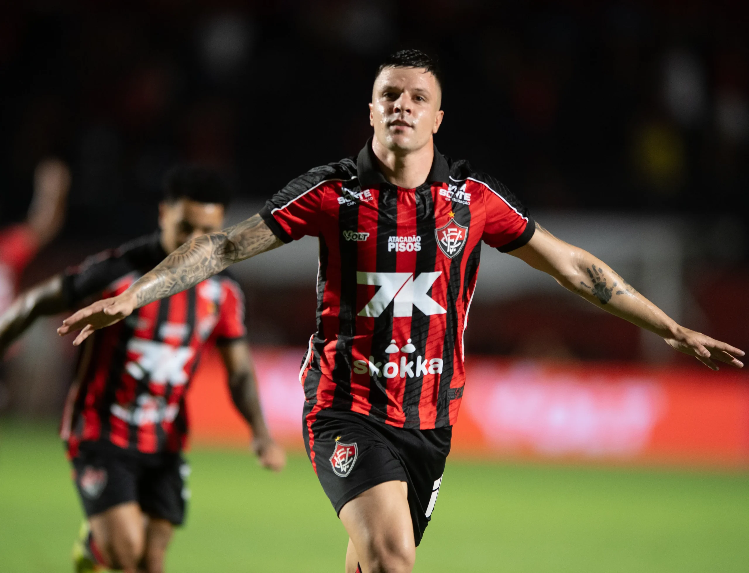 Renato Kayzer, atacante do Vitória, comemorando gol em partida de futebol