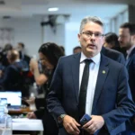 Sessão da CPI do Crime Organizado com senador e documentos de indiciamento