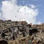 Menino palestino em lixão, crise humanitária Gaza, Mercado Firas, reciclagem informal, impactos da guerra, lixo em Gaza