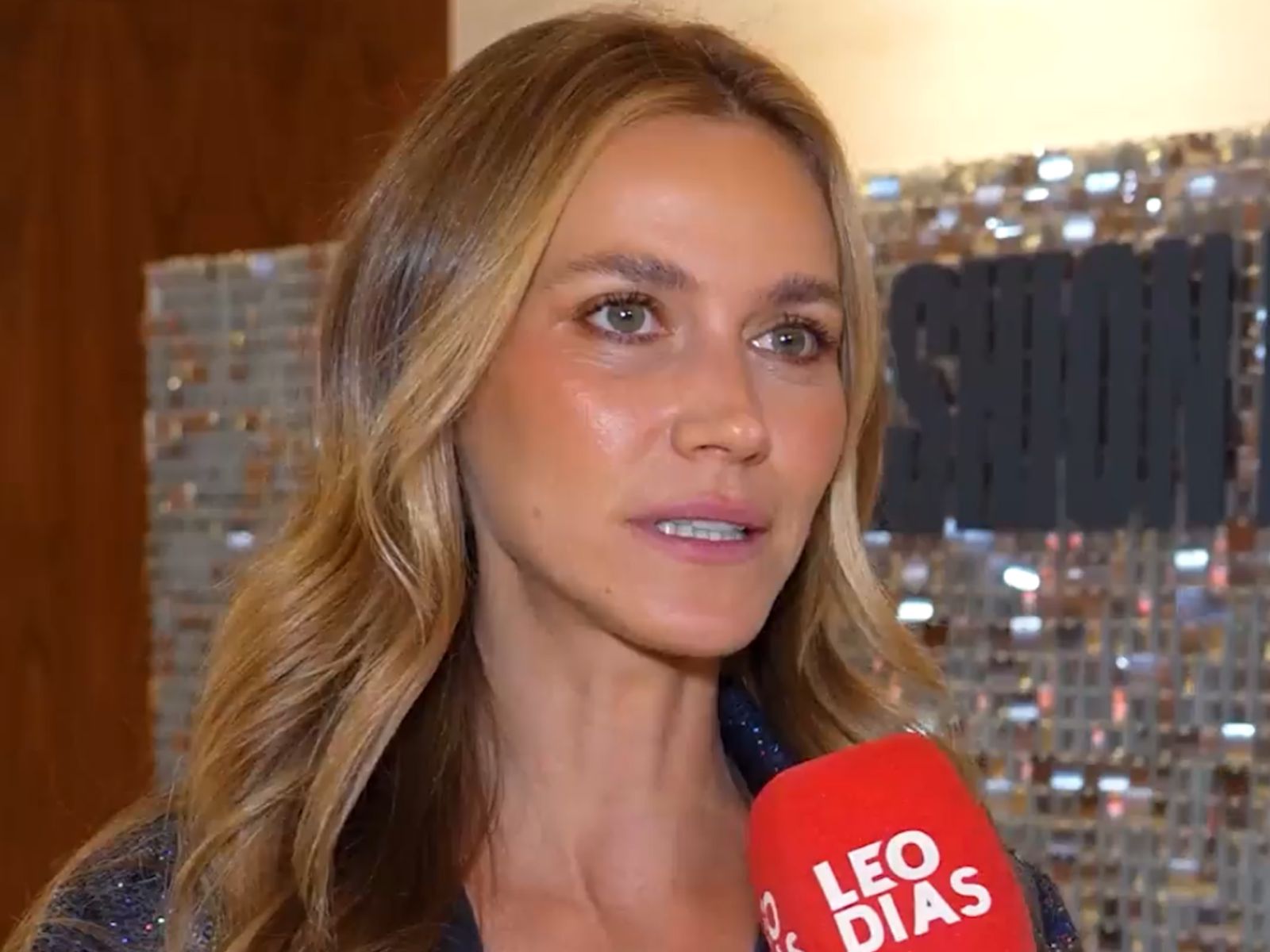 Renata Kuerten sorrindo nos bastidores do Esquadrão da Moda, revelando segredos do programa