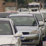 Pessoa segurando CNH, renovação automática, motorista exemplar, programa Bom Condutor