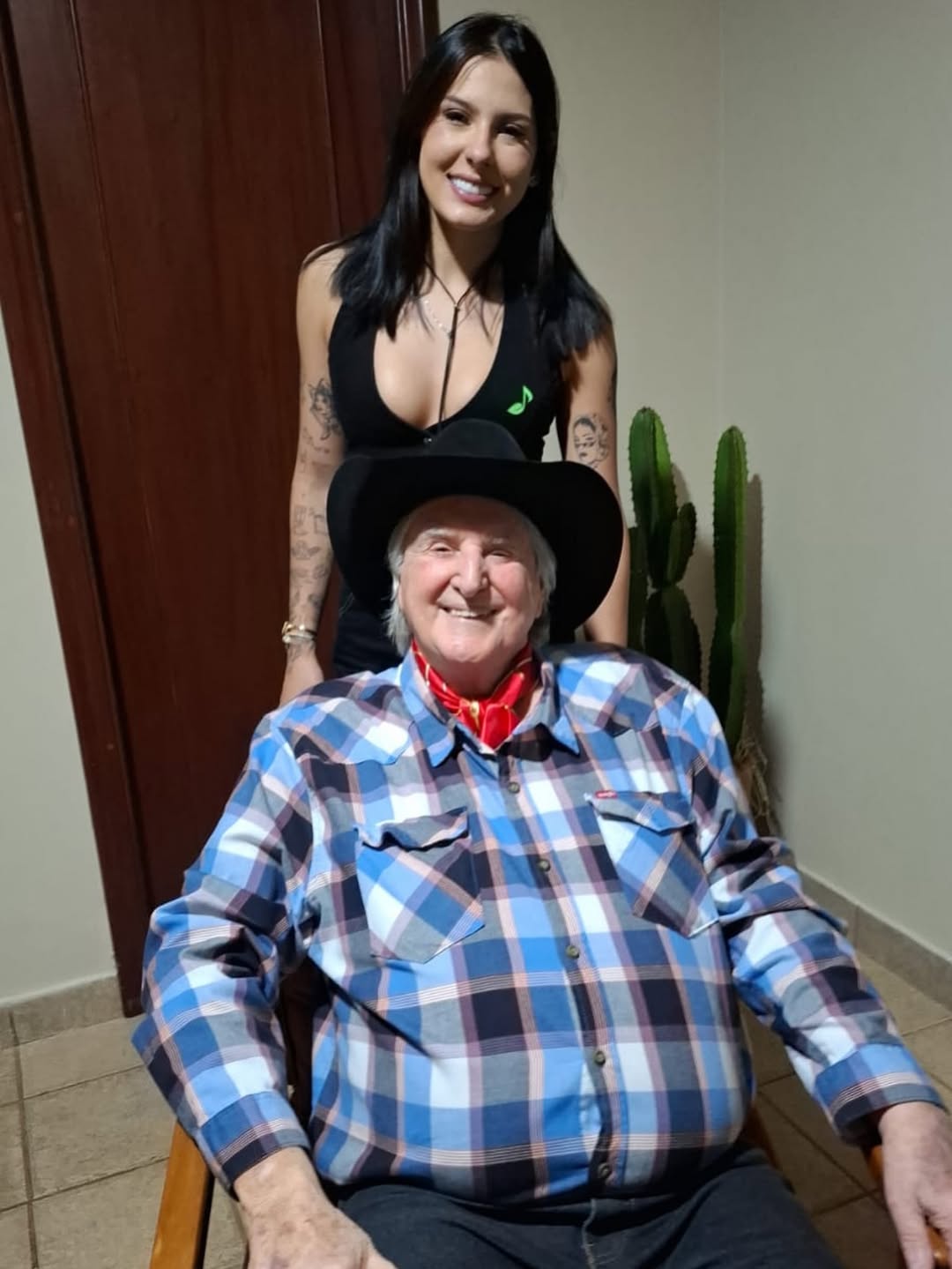 Ana Castela e Sérgio Reis sorrindo durante entrevista em DVD de Paula Fernandes