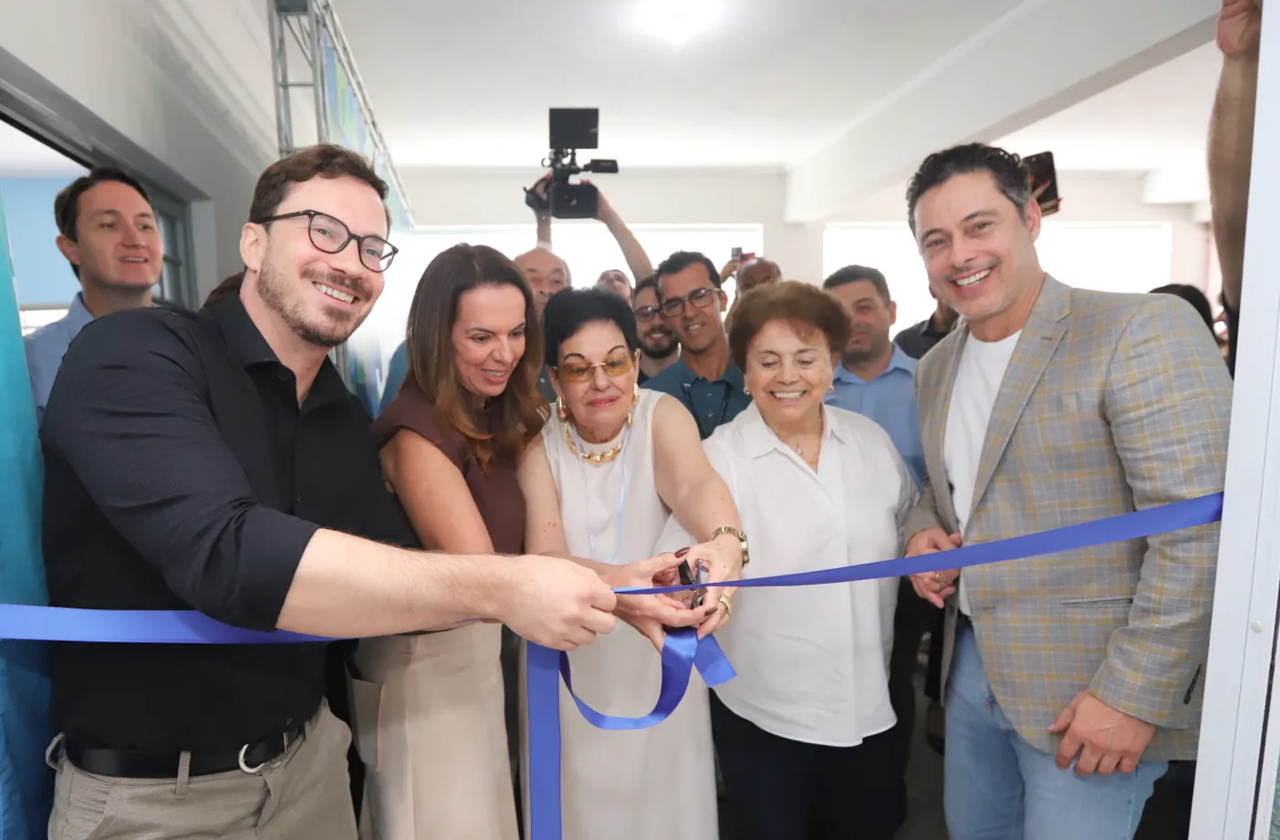 Grupo de adultos com deficiência praticando capoeira em ambiente acolhedor da Residência Inclusiva de Jacareí