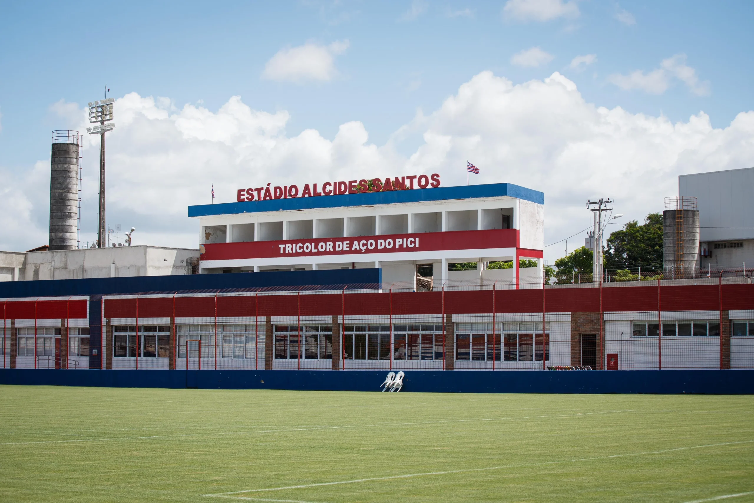 Conselheiro do Fortaleza revisando balanços e contas de 2025 antes da aprovação.