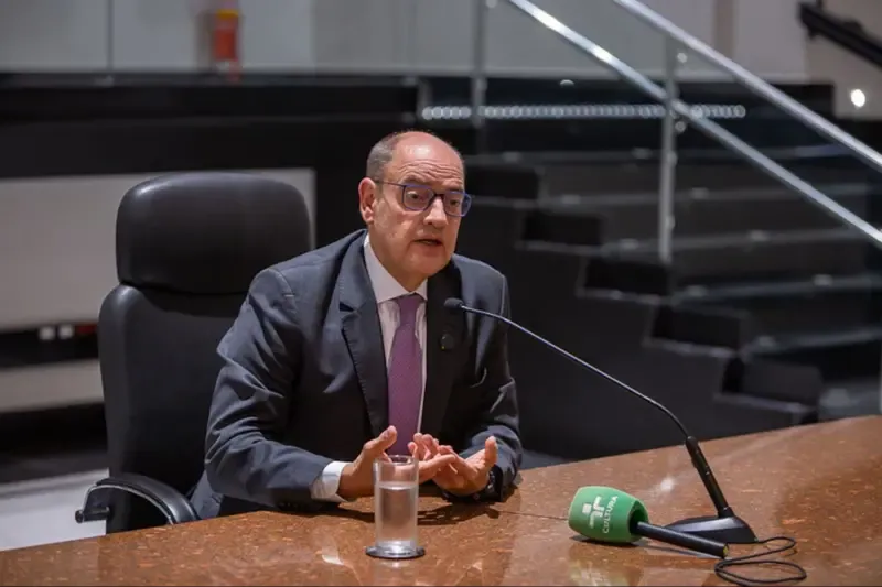 Governador Ricardo Couto implementa reorganização administrativa e exonerações no RJ.