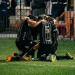 Time do Rio Branco-ES comemorando gol em jogo do Capixaba Sub-20