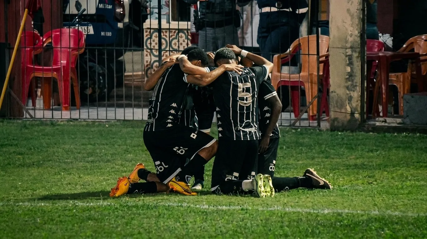 Time do Rio Branco-ES comemorando gol em jogo do Capixaba Sub-20