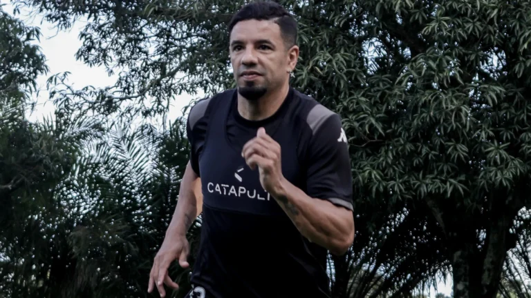 Jogador do Rio Branco-ES em campo na Série D