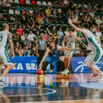 Lance aéreo entre jogadores de Rio Claro e Bauru em jogo do NBB