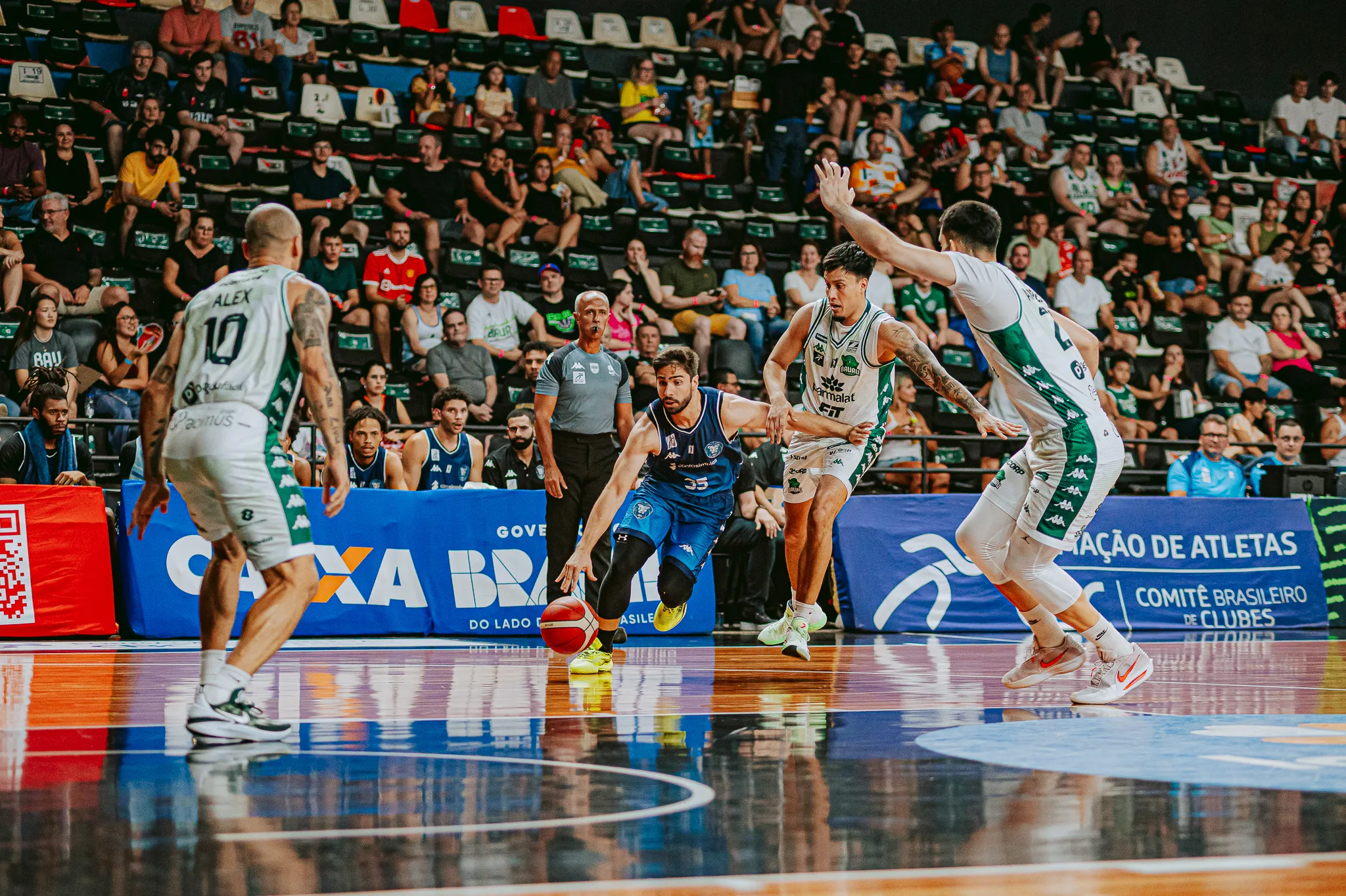 Lance aéreo entre jogadores de Rio Claro e Bauru em jogo do NBB