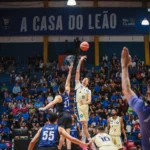 Dois jogadores de basquete, um do Rio Claro e outro do Pinheiros, em ação no NBB