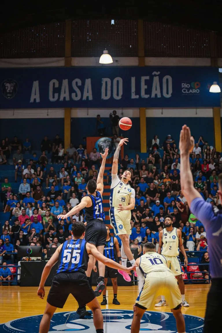 Dois jogadores de basquete, um do Rio Claro e outro do Pinheiros, em ação no NBB