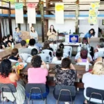 Artesãos de Rio das Ostras com peças de artesanato, exibindo a cultura local.