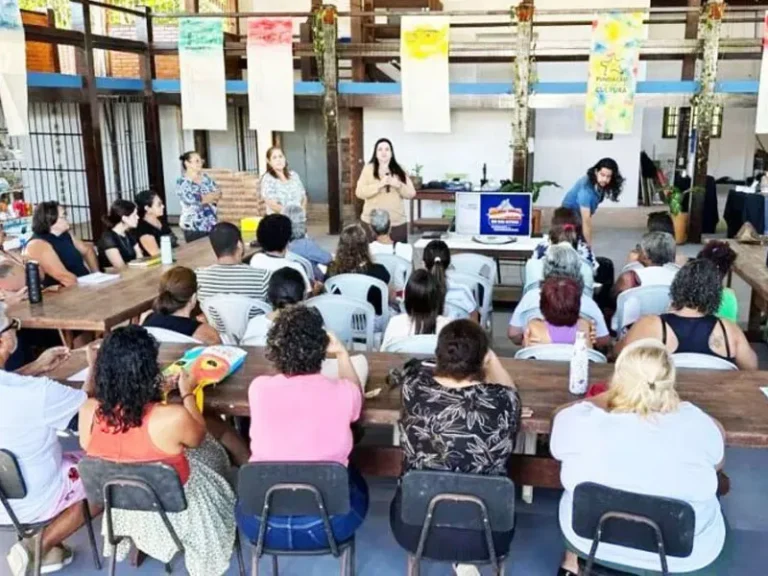 Artesãos de Rio das Ostras com peças de artesanato, exibindo a cultura local.