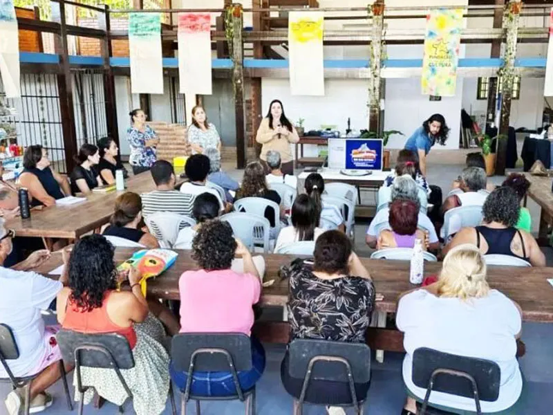 Artesãos de Rio das Ostras com peças de artesanato, exibindo a cultura local.