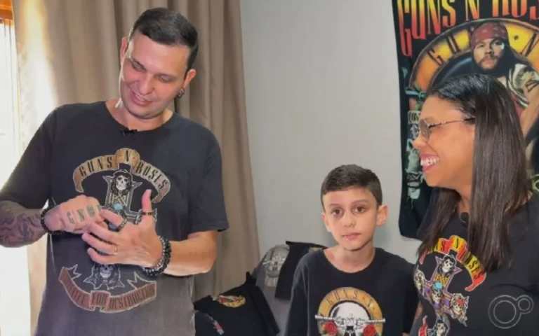 Daniel Casquer, fã do Guns N' Roses Rio Preto, com tatuagens e memorabilia da banda