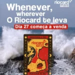 Shakira cantando no maior palco já montado em Copacabana para o show gratuito, com público e o cartão Riocard Shakira em destaque.