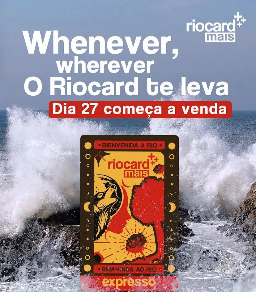 Shakira cantando no maior palco já montado em Copacabana para o show gratuito, com público e o cartão Riocard Shakira em destaque.