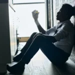 Jovem indígena pensativo, saúde mental, vulnerabilidade