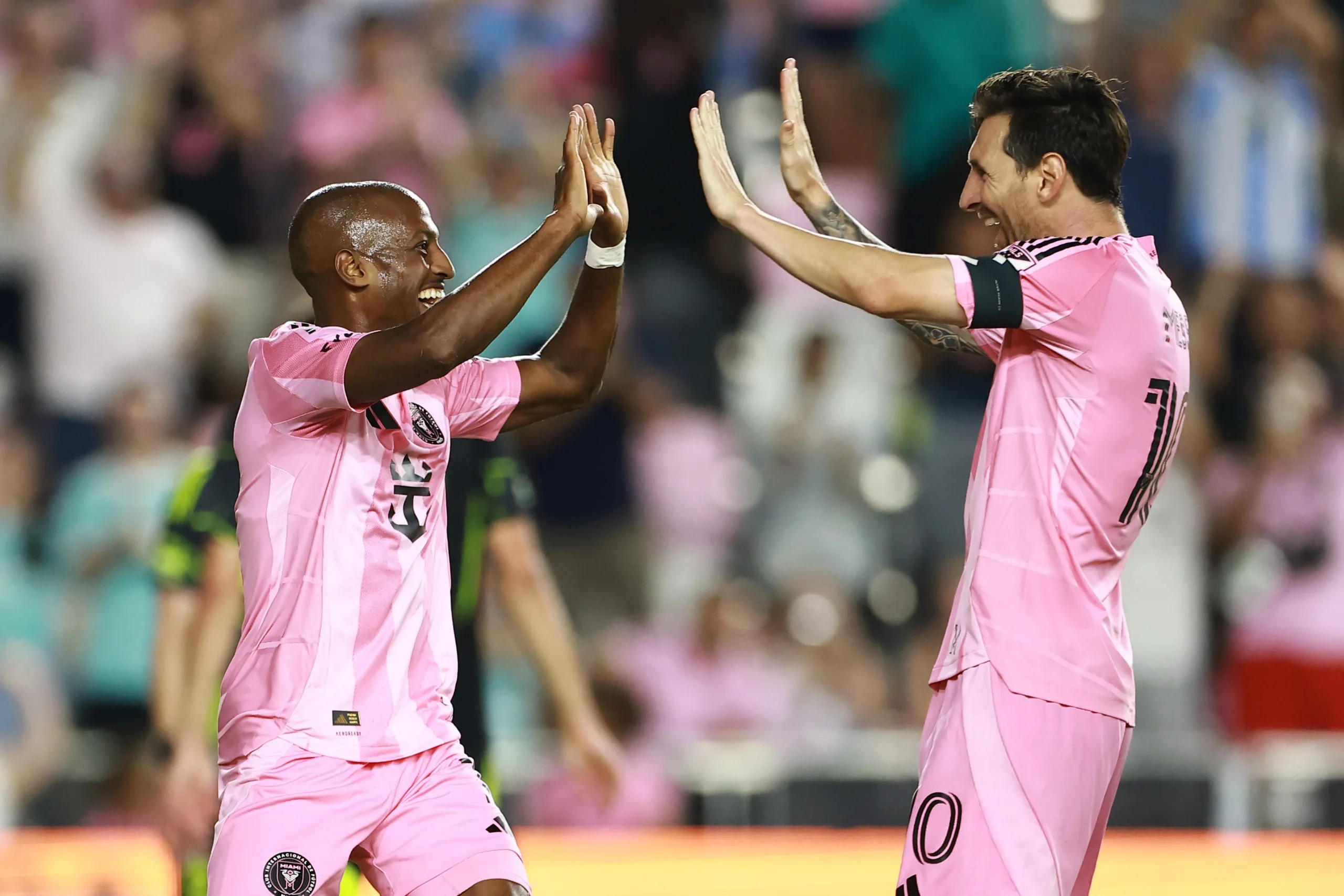 Fafà Picault, atacante haitiano, jogando futebol
